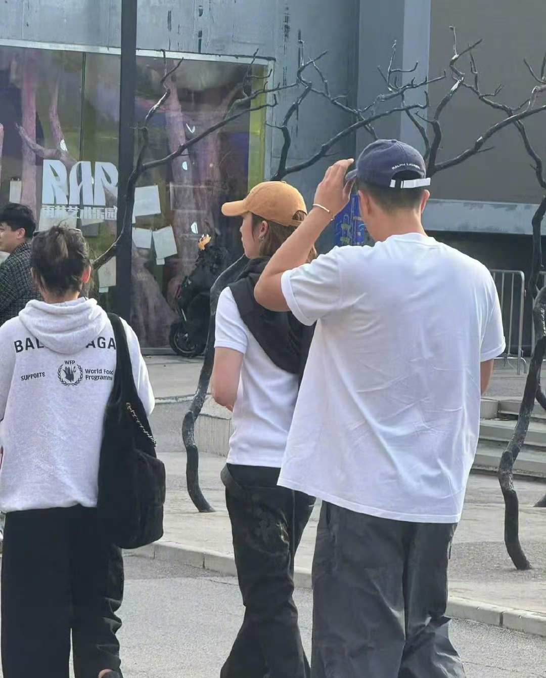 网友北京798偶遇徐明浩，那很值得羡慕了[苦涩] ​​​
