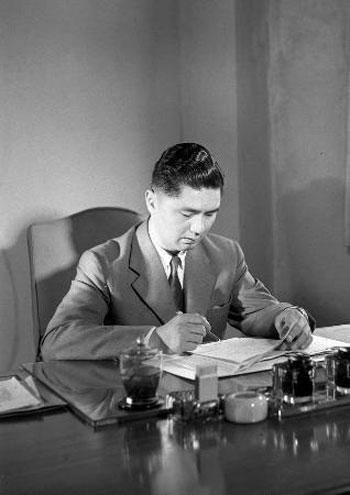 1950年6月10日，毛主席在中南海设宴招待党外人士。当潘汉年介绍荣毅仁时，毛主