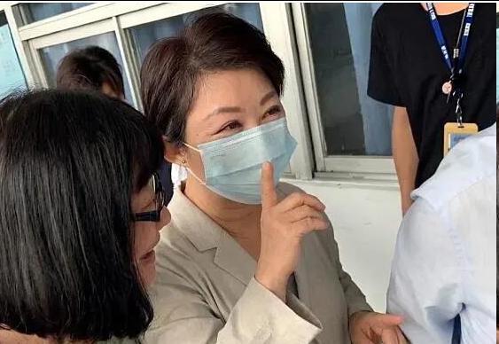 不少网友最近都在琢磨一件事：卢秀燕真要是踏进大陆的门，咱们该怎么待她？

我的观