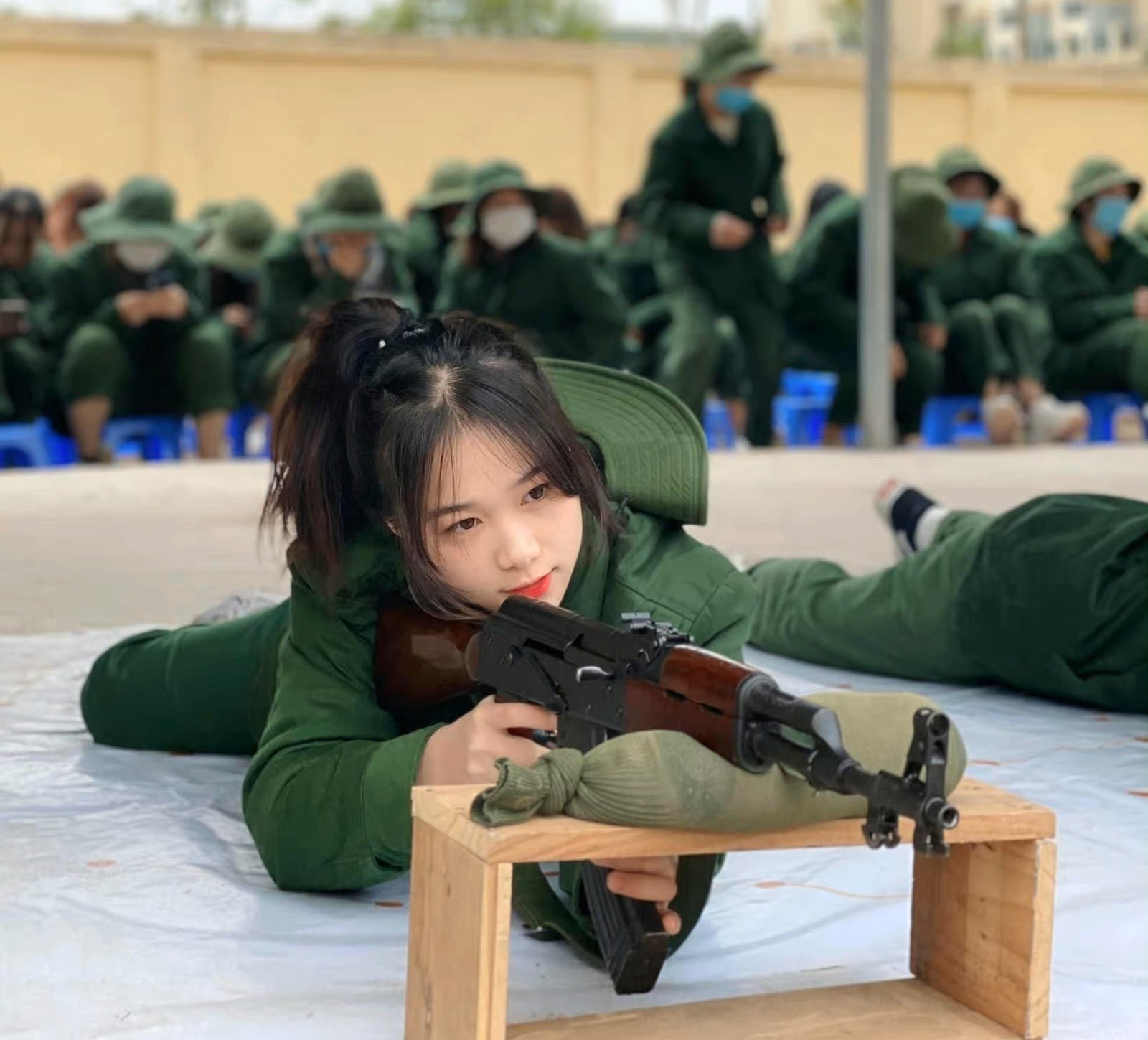 越南女兵军事训练，看到这枪，心里不是滋味...... ​​​