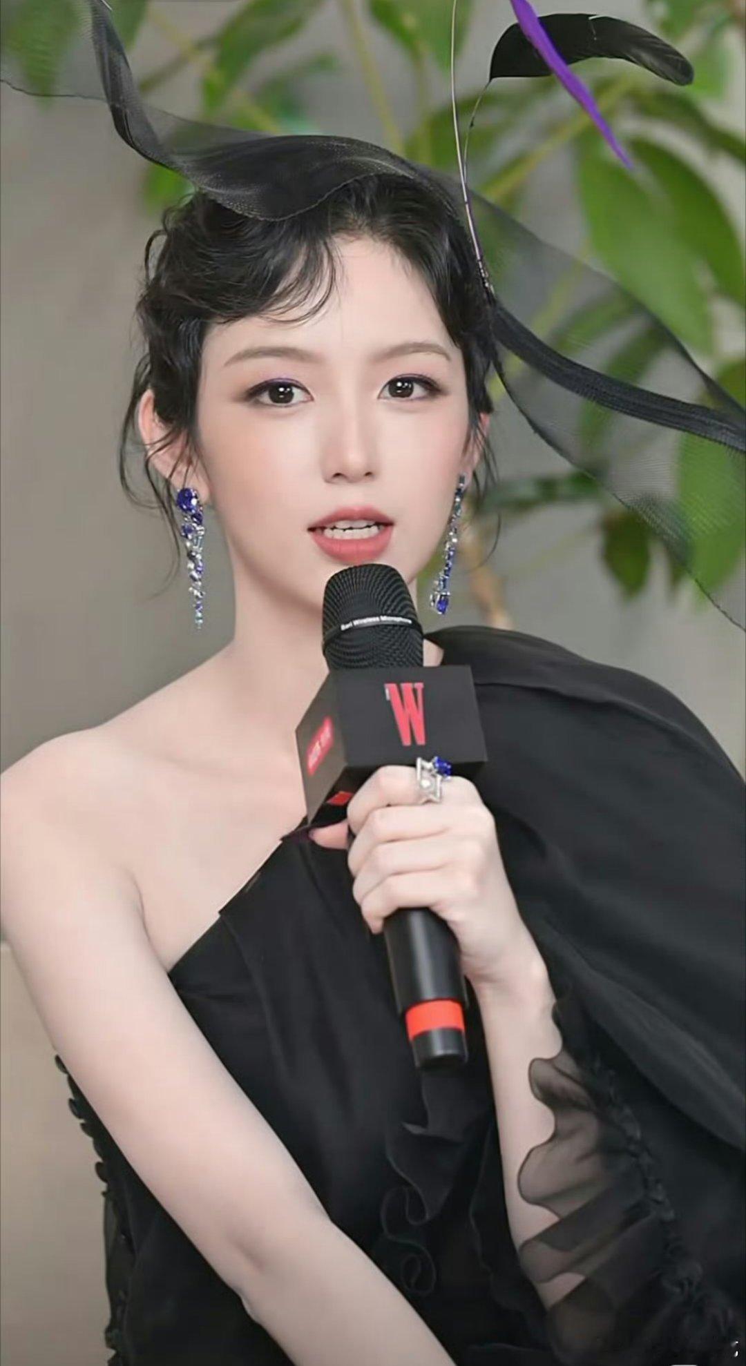 周也这个才是从裙子到发型都不适合，年轻小花干嘛整成这样[裂开] ​​​