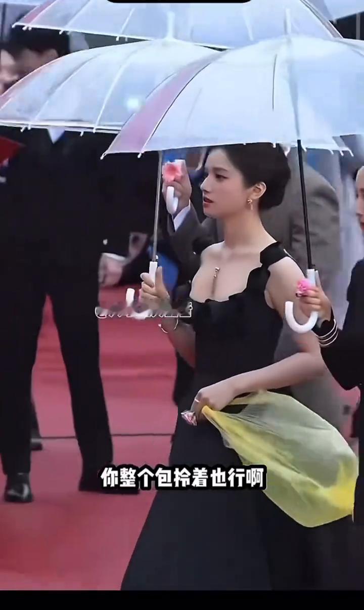 大拿搞笑配音。
瞅瞅这明星出席活动，在这走红毯，手里拎个塑料袋什么意思？一开始我