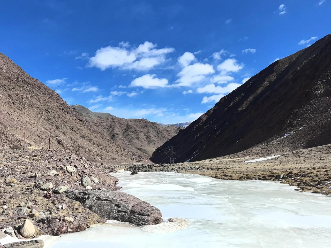 《开都河见碧玉簪》
开都上游碧玉簪，云根欲系雪嵯峨
烟霞未解蝶翅重，先遣春潮涨黛