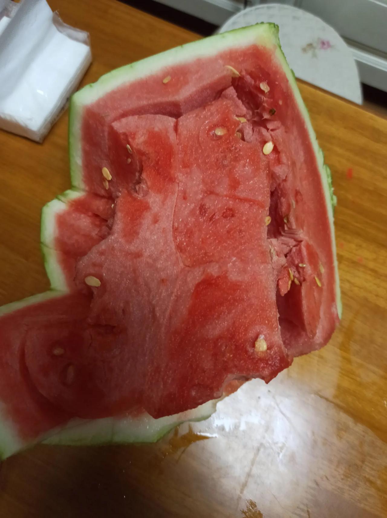 百果园的麒麟瓜3.8元一斤，地摊上的2.38元一斤，两者的差别在哪里呢？

百果