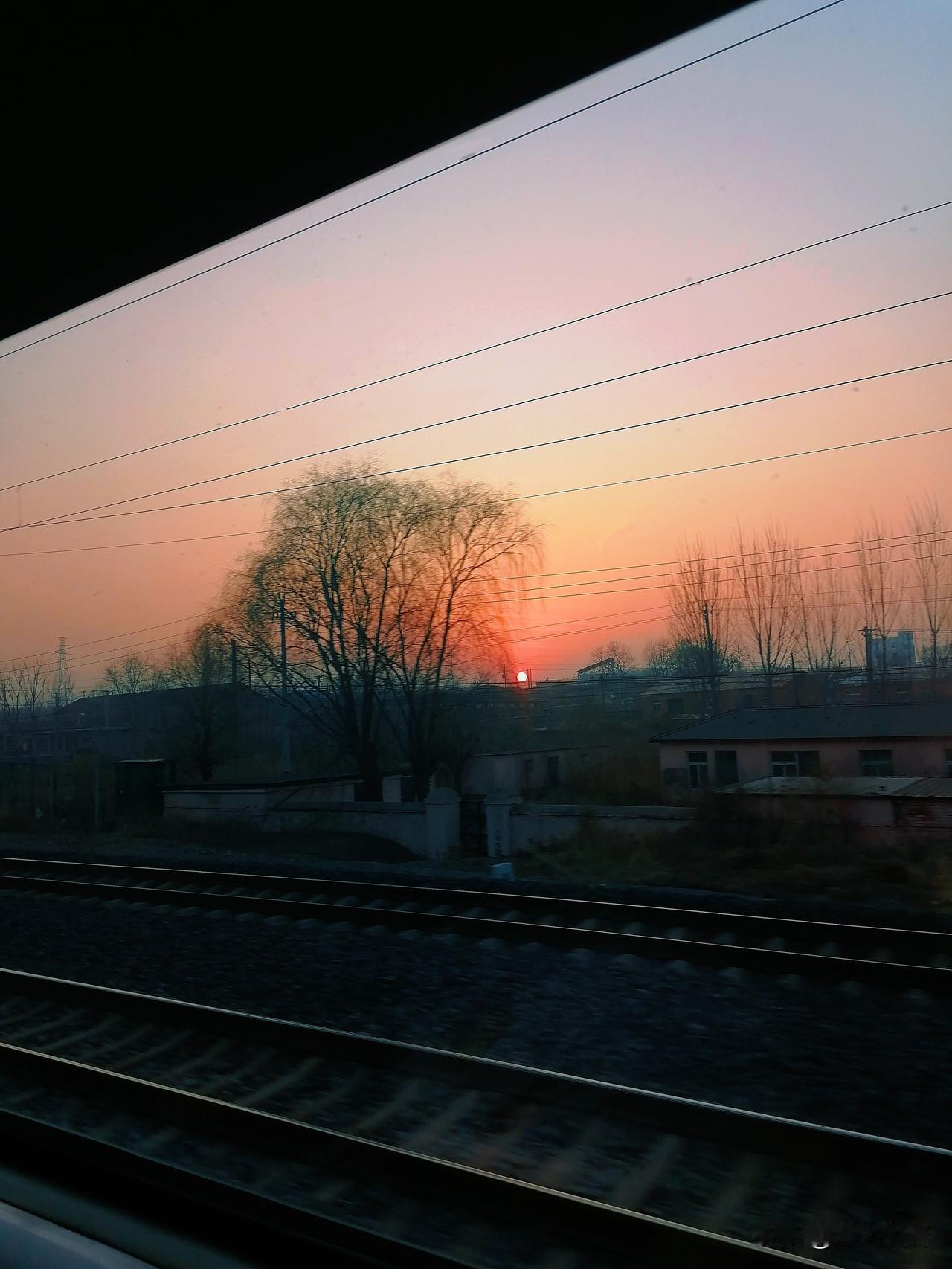 离别

          ——海之般若

落日总会到来，离别也是
时间推着我们