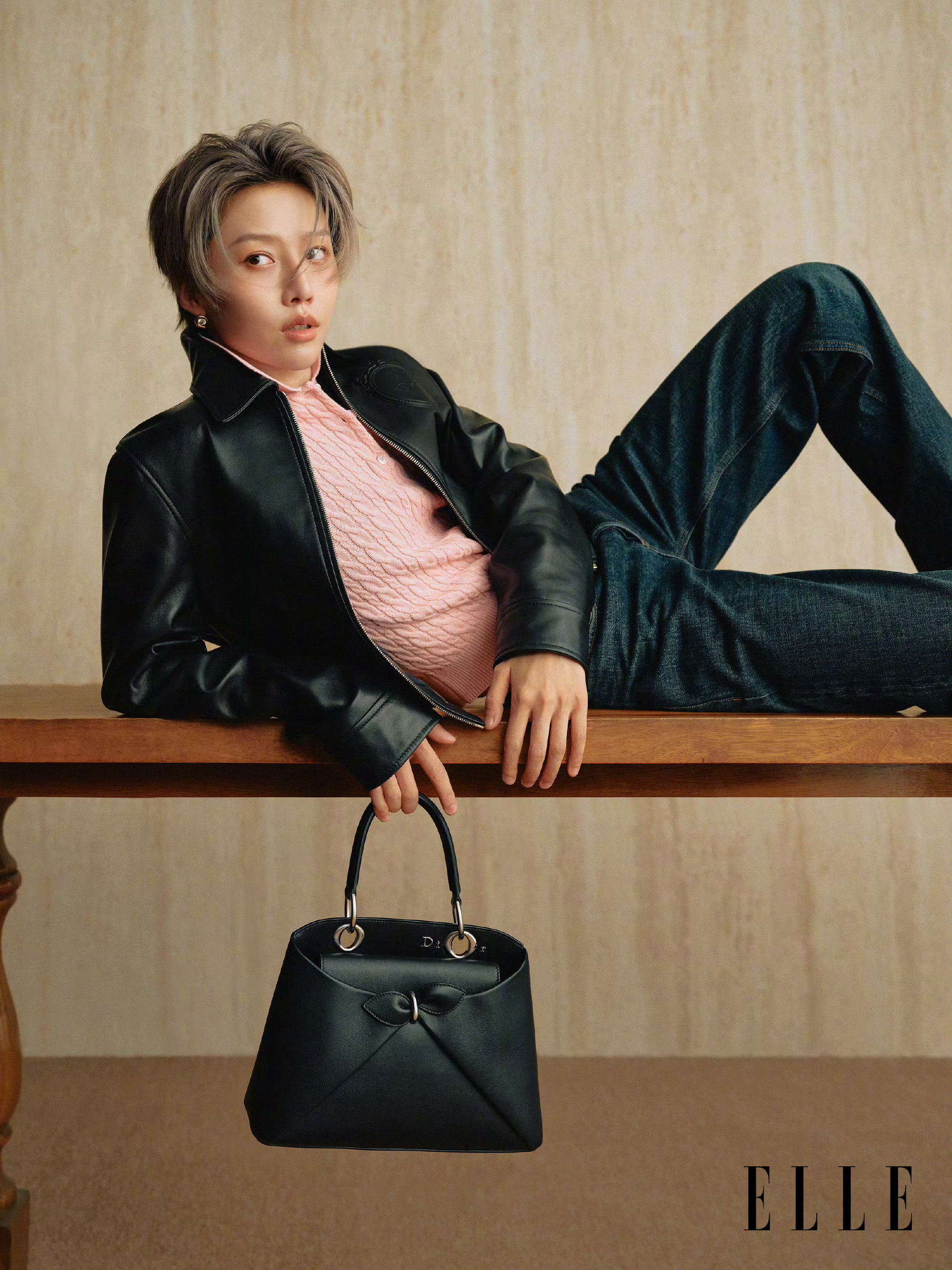 时尚灵感解读 ELLE杂志大片：刘雨昕、周也 演绎Dior Cigale手袋。从