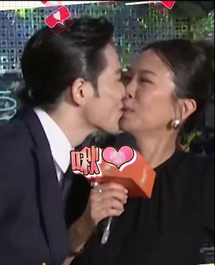 萧敬腾和妻子撒娇像母子，突然亲吻妻子遭白眼后又当众聊黄，网友：尴尬又恶心
 
昨