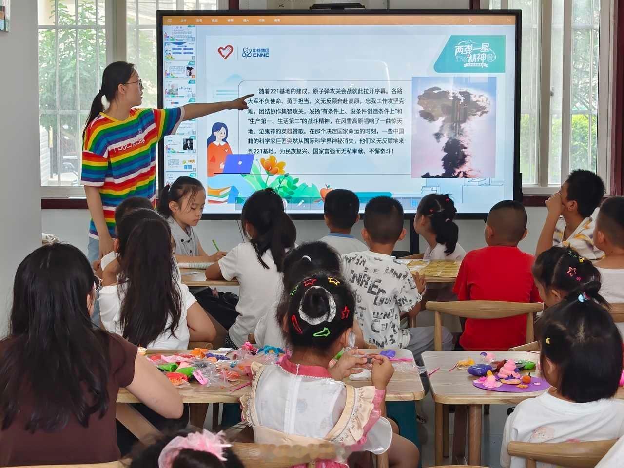 讲述功勋故事 厚植少年家国情怀为赓续红色精神谱系，淬炼少年家国风骨，深化基层青少