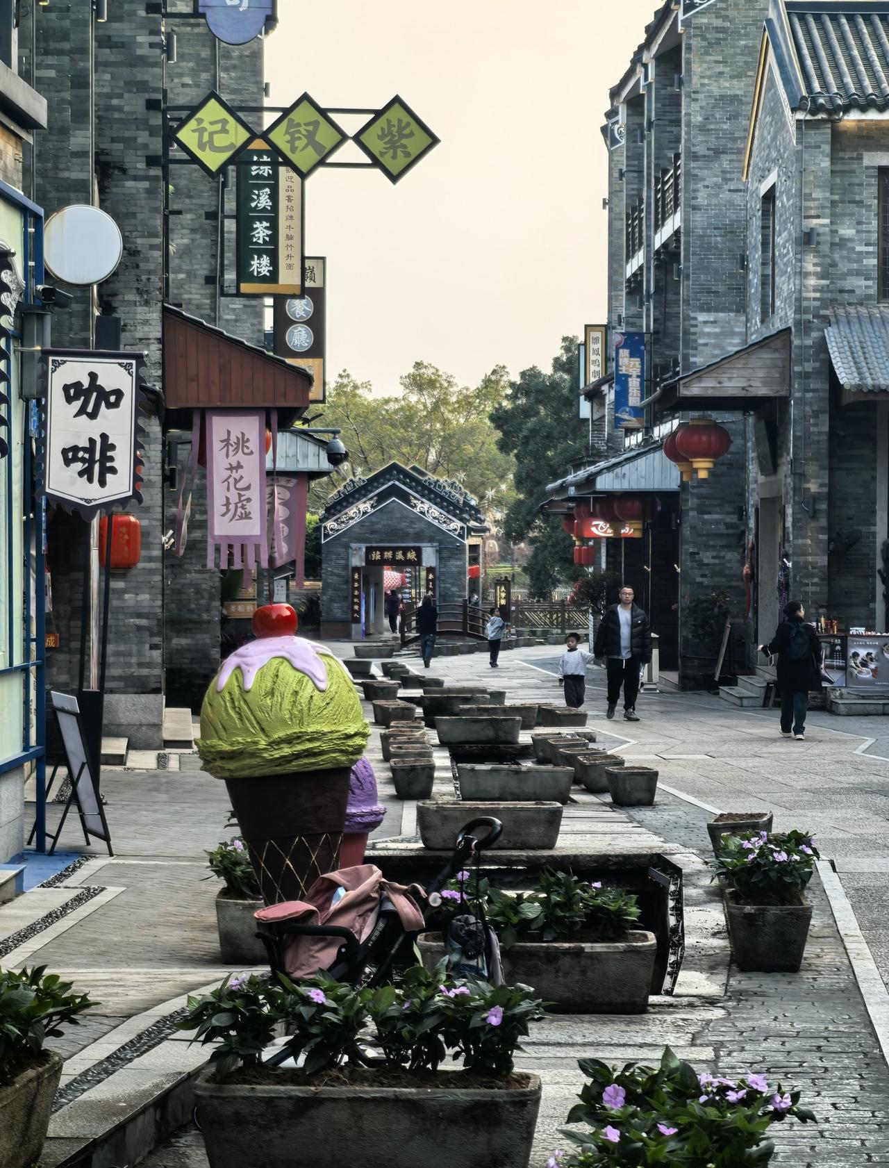 探索传统街区的一天
📍广州 岭南印象园
0元玩转这座城打铁花表演
又是旅游的一