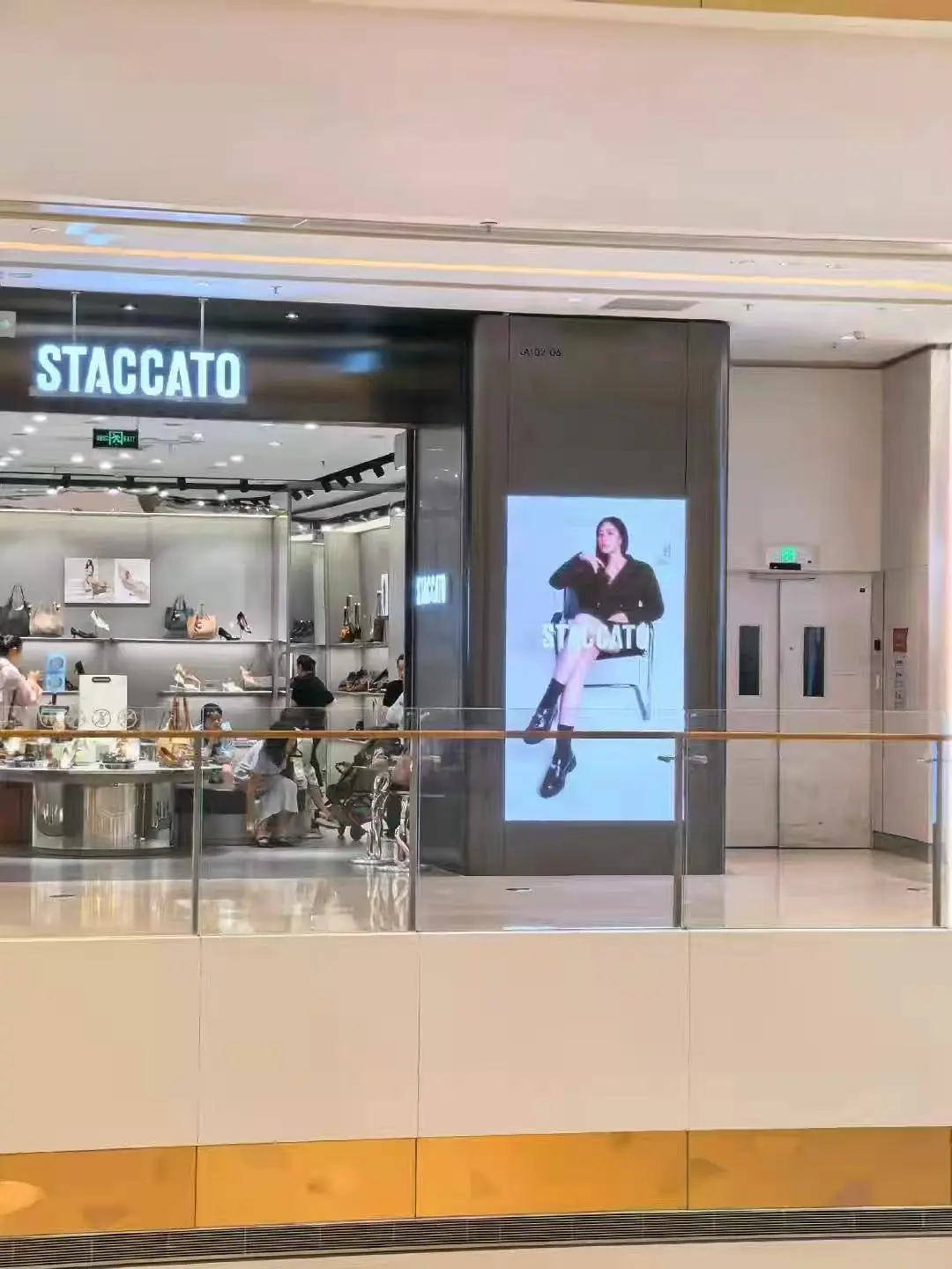 除了地广，店广也上了，线下又要刷一波脸了邝玲玲staccato品牌大使