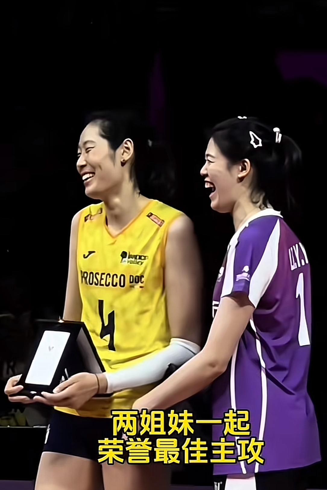 大家很怀念朱婷，李盈莹2024年世俱杯上台领奖的场面。

领奖台上俩姐妹聊的甚欢