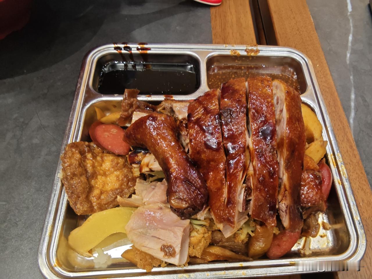 福州忠惠酱鸭老字号店铺，逛老药洲必打卡。
酱鸭真的很绝，肉质Q弹紧实，搭配的粉干