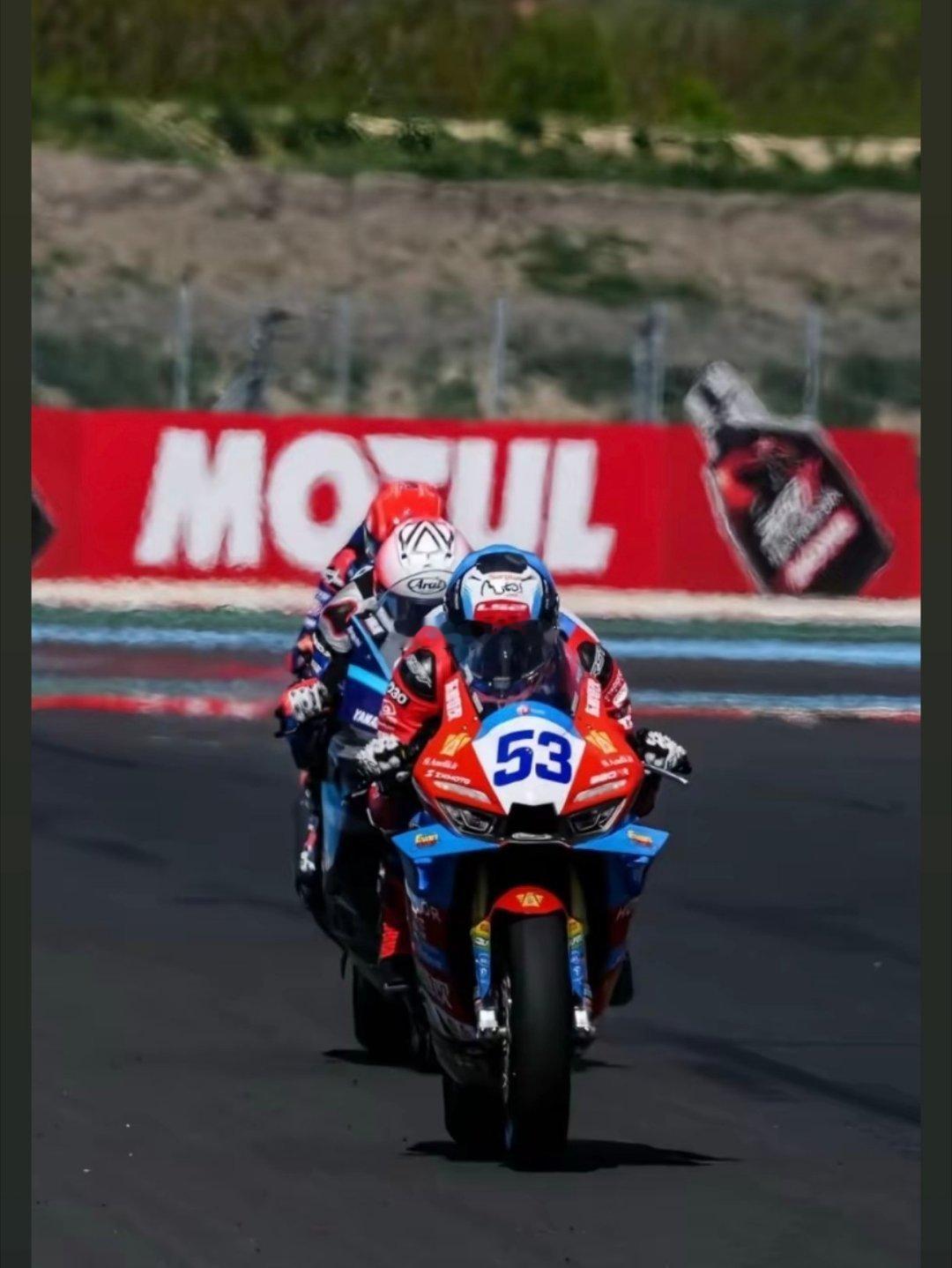 中国摩托车品牌"张雪机车"在2026年世界超级摩托车锦标赛（WSBK）捷克站首回