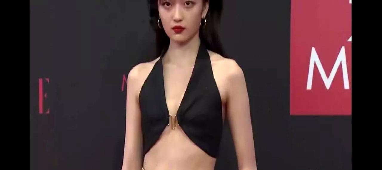 孙千那张清纯的初恋脸，其实最会骗人。
 
你以为她是那些回不去的少年时光里扎着马