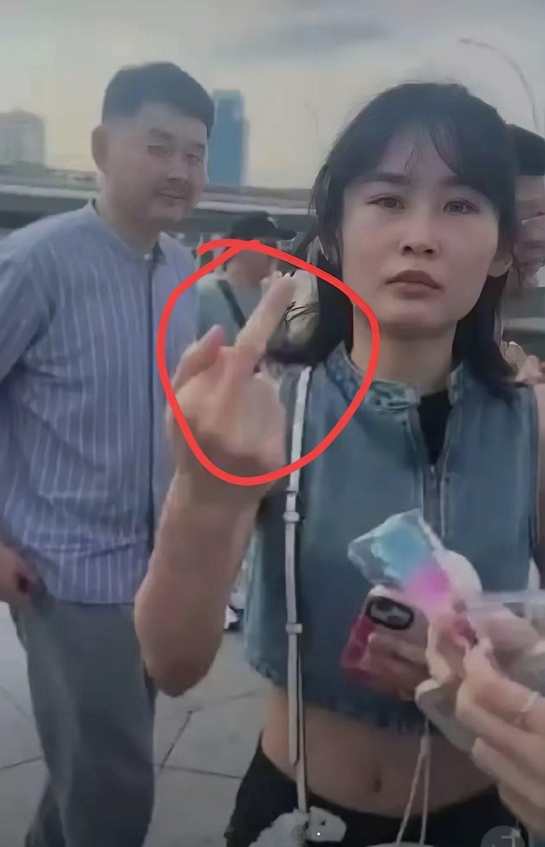 这香港女人你“不能打”！内地女子在马来西亚拍照游玩，被香港女游客指着鼻子骂
