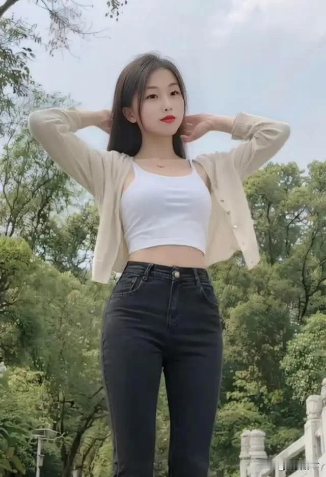 清新穿搭，白色背心+米色开衫，搭配黑色牛仔裤，轻松自然，尽显青春活力！气质美女