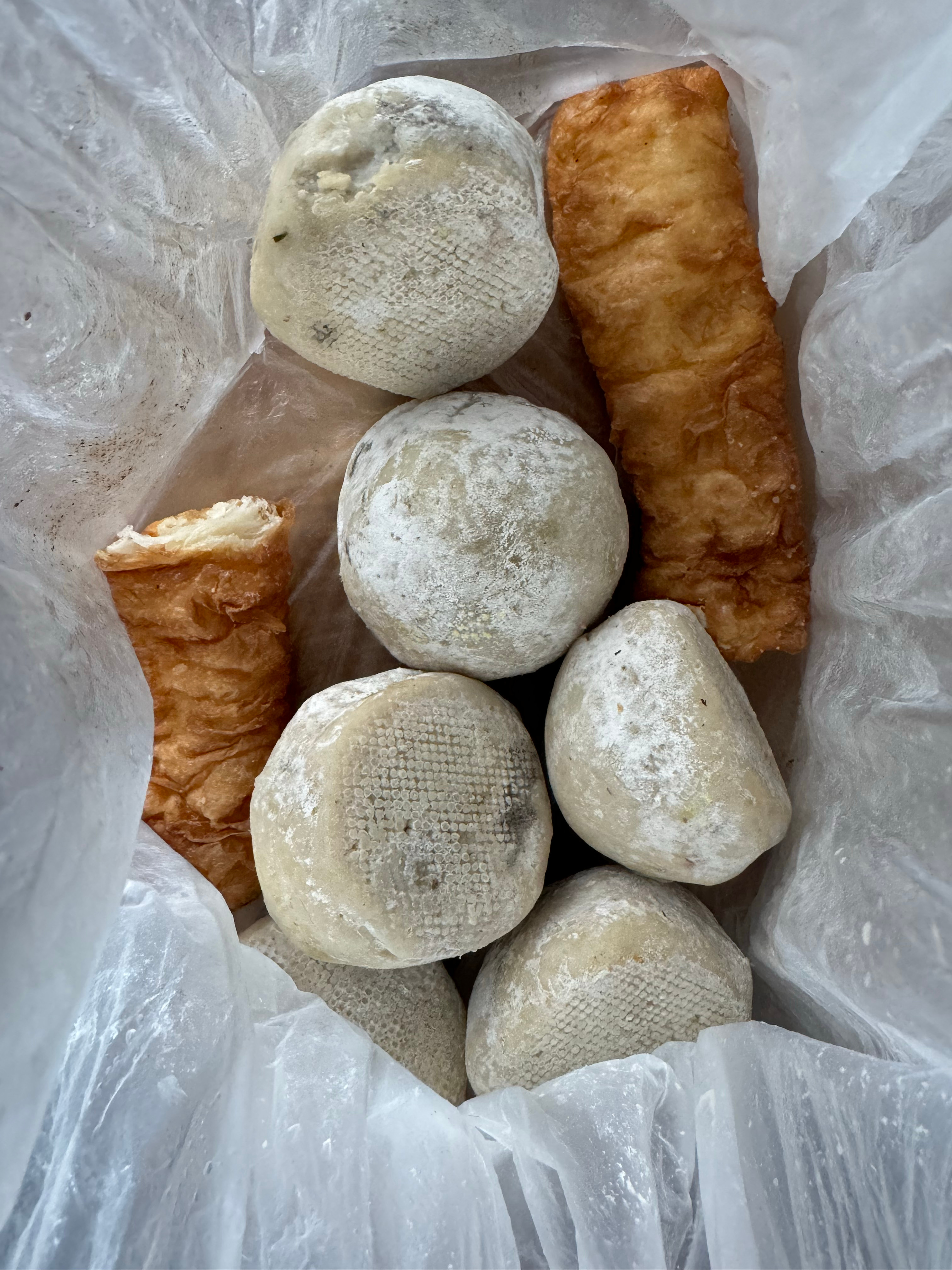 豆包发霉变成这样麻还想吃，我说要暗鲨窝给个痛快，它唯一的价值是给生物学研究生做实