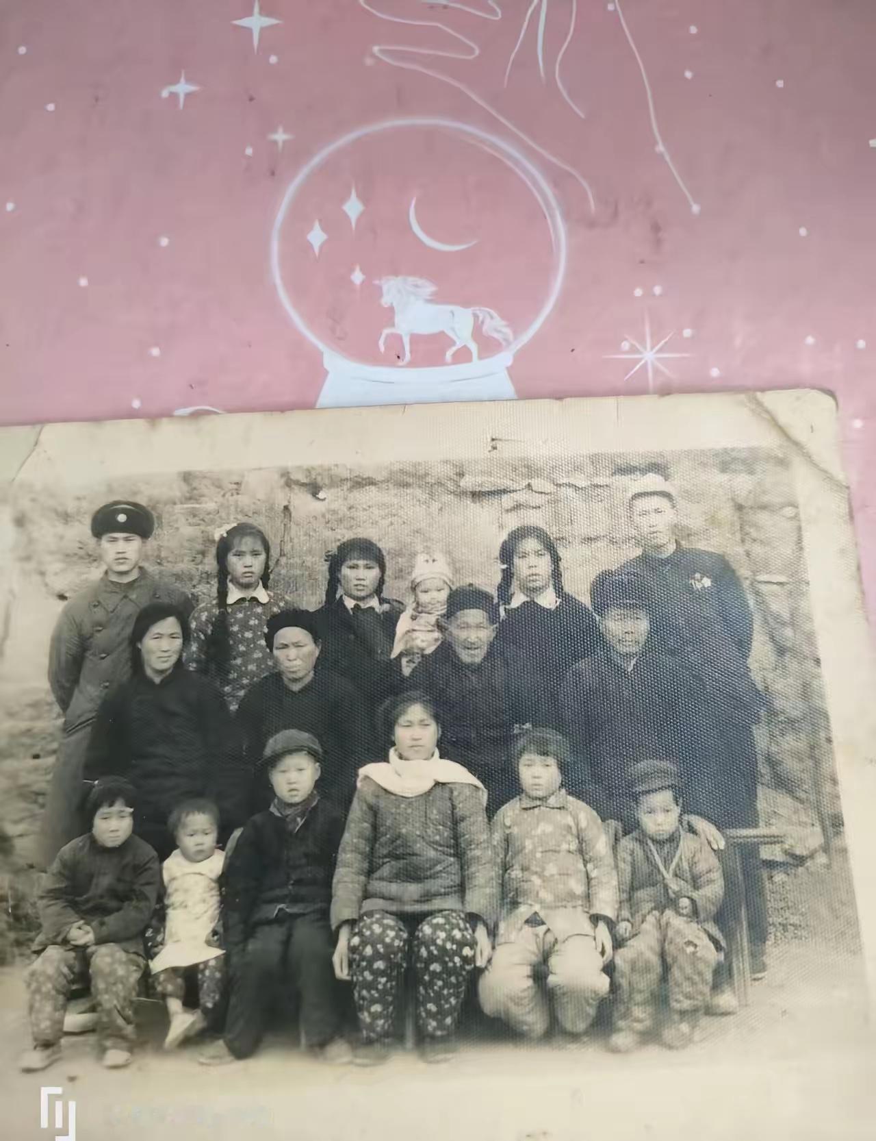 这张照片拍摄于50年代末，是我们家的全家福，后排最右边胸前佩带纪念章的是我的父亲