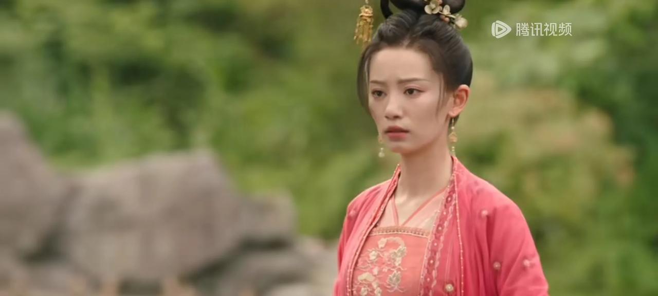 《长相思二》
辰荣馨悦一个自我感动又两面三刀的女人，
玱玹有难时避之不及，立马跟