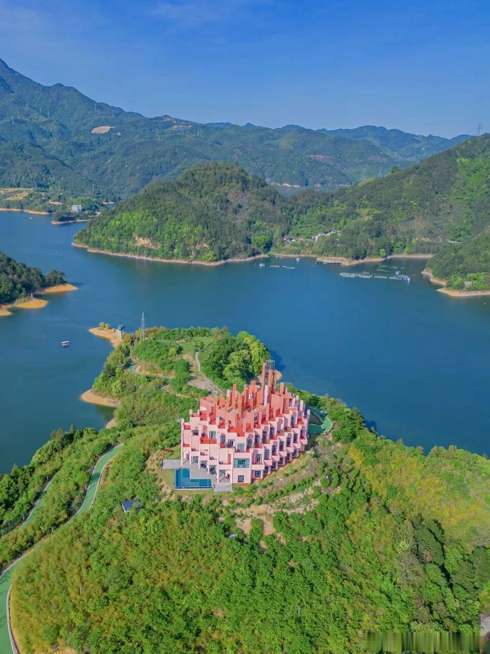 浙南山间藏着座宝藏小城，盛夏恒温 23℃，比市区凉爽十余度，堪称江浙沪避暑秘境。