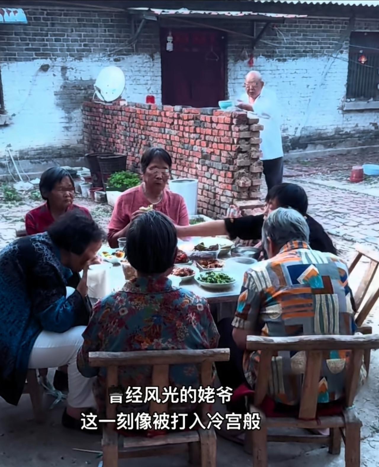 有的男人一到60岁就活得小心翼翼了。

这时候的男人不再是生产力的主角，在家里的