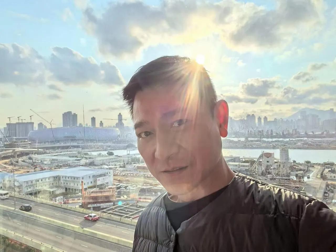 早安，
新的一天，
天气晴朗，
第一眼看见的还是你