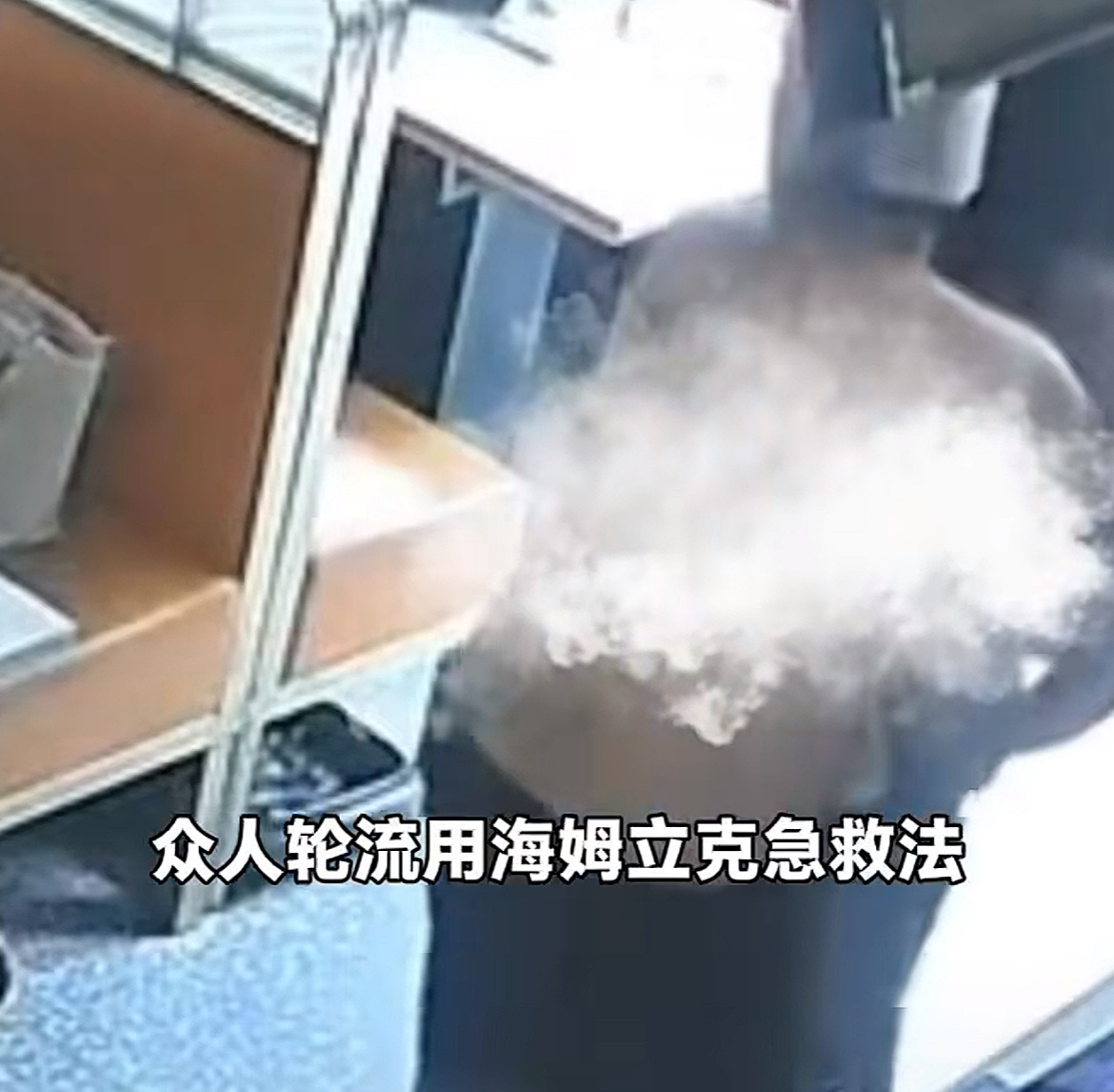 男厨师半裸救女客人被质疑后回应谁说不合适的 多帅啊？救人一命胜造七级浮屠 是不是