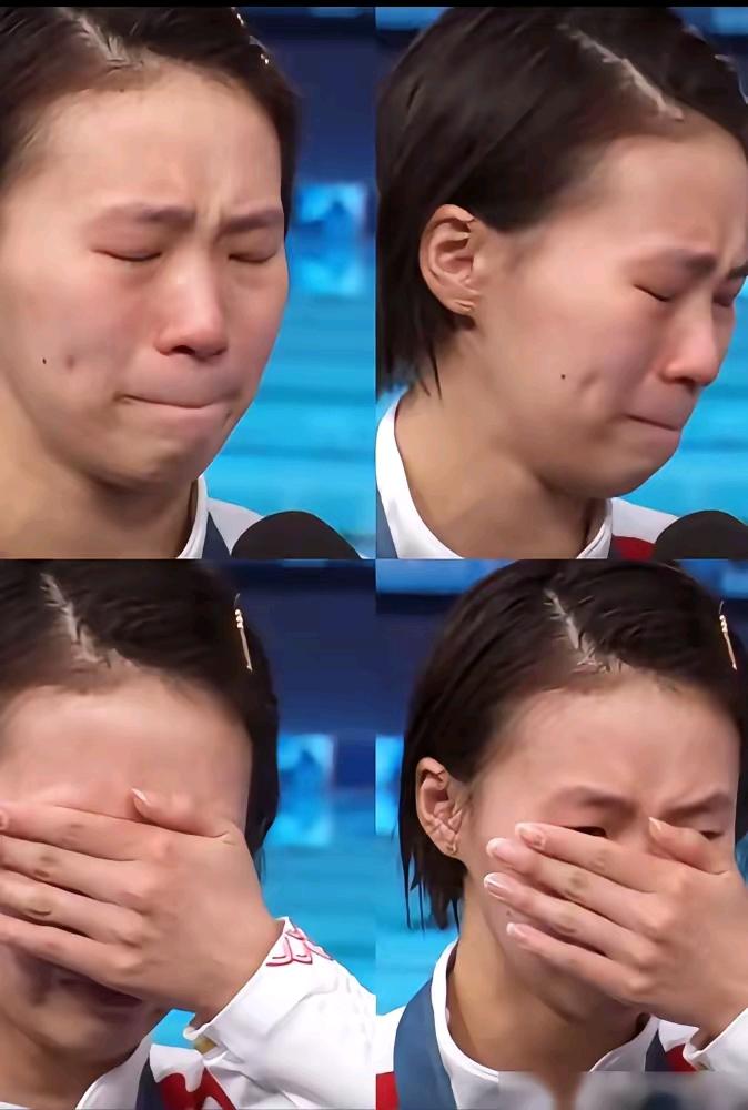 陈芋汐站在领奖台上的样子，总让人心里有点不是滋味。
 
作为世界冠军，她的动作稳