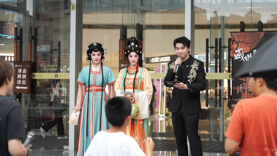 盛世红妆的美在仲夏南京具象化了仲夏金陵荷风轻扬，明城墙下一袭红裙惊艳时光。凌霄花