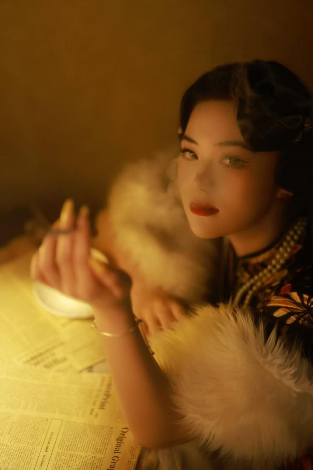 夜微凉，蝶入窗。