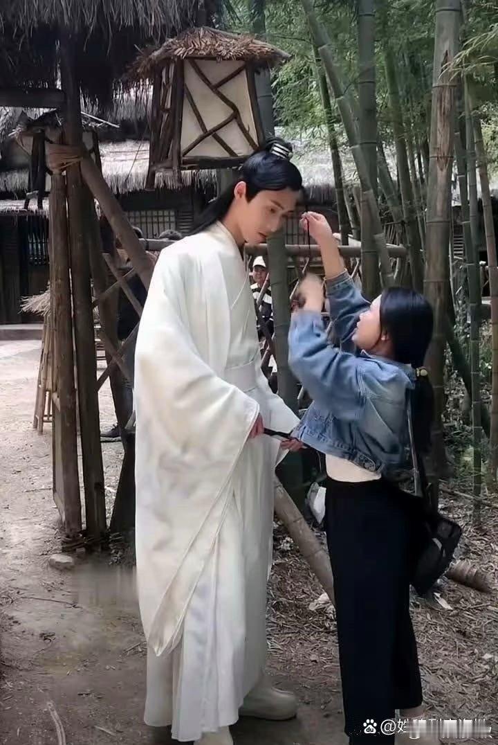 真是难为这个化妆师了，就不知道蹲下来吗 ? ​​​