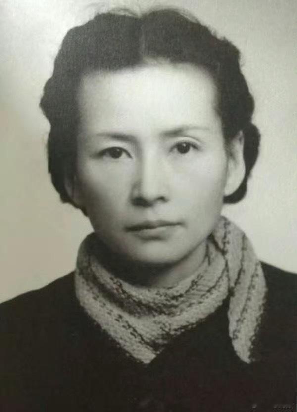 九三盛大阅兵镜头到了人民英雄纪念碑这里，必须再科普一下，有多少人知道，人民英雄纪