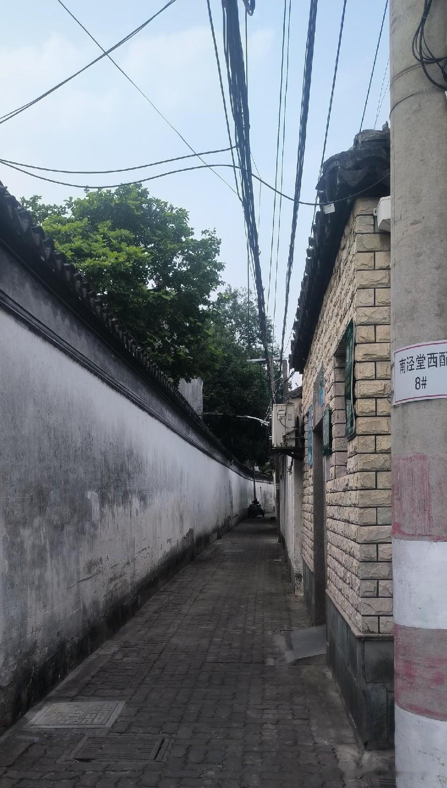 离家的理由为了生活，为了活路，为了美好，才会离开家乡。小巷深深深几许。不及乡愁一