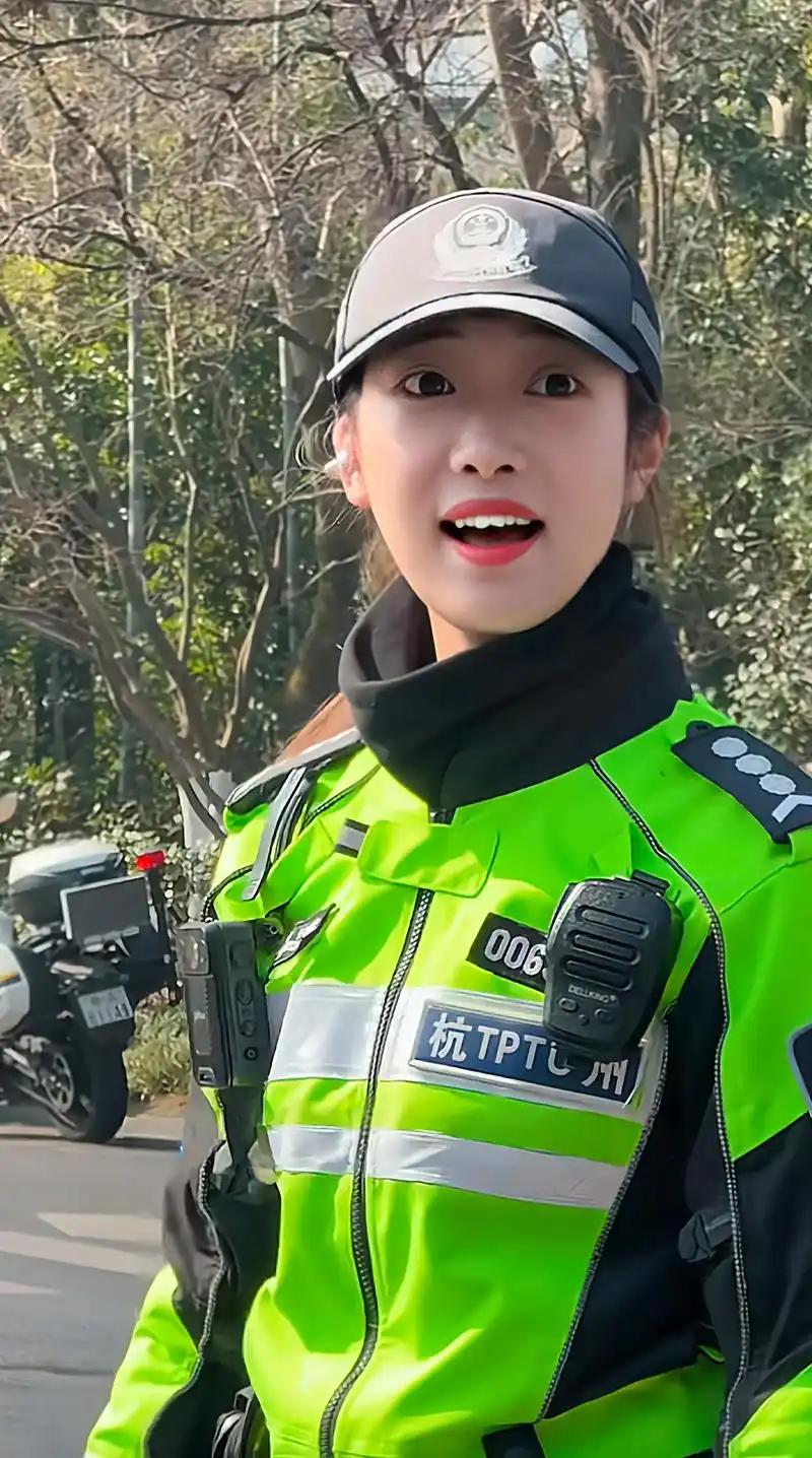 “兔子警官”李语蔚实则是一名辅警，将辅警称作“警官”是否妥当？

确实，李语蔚的
