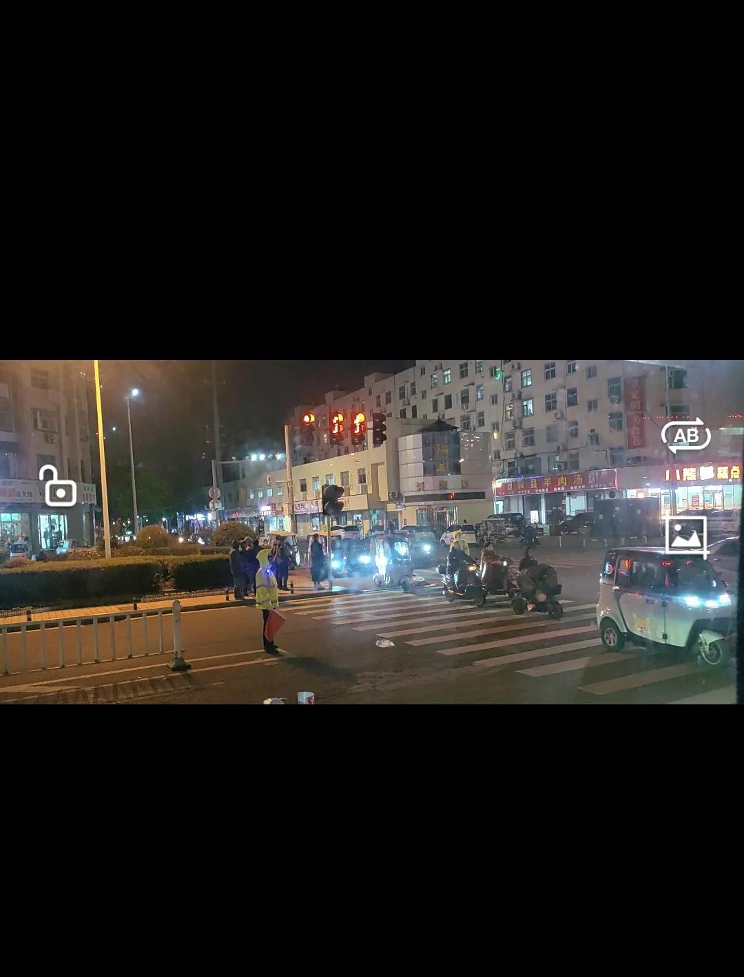 冬日生活打卡季寒风中执勤的交警