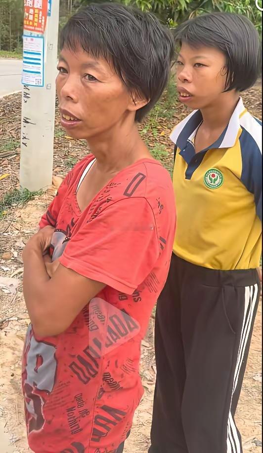 遗传这东西好神奇，母女俩简直一模一样。他爸的基因哪去了？ 