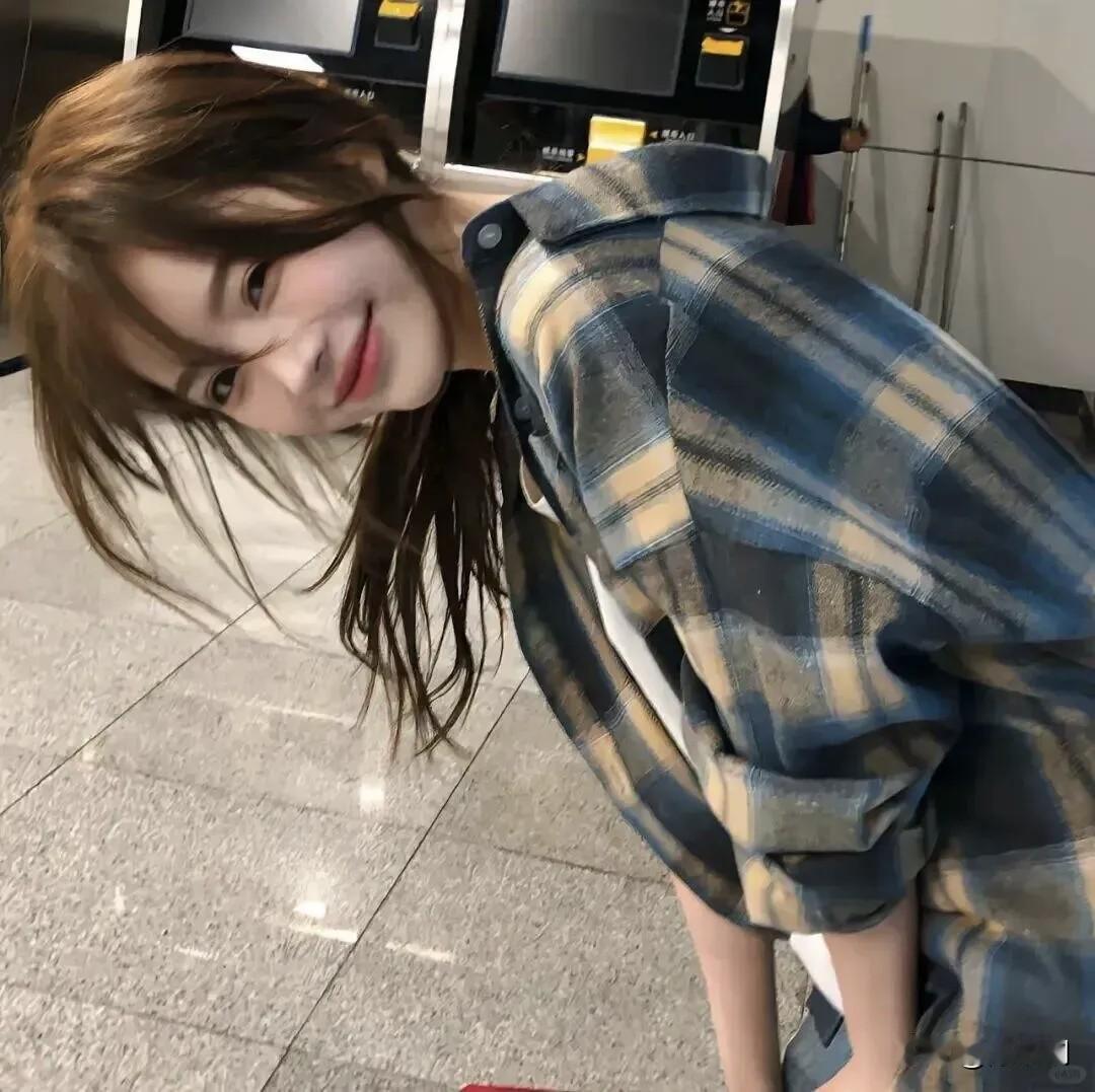 碎发轻垂落眼梢，格衫漫卷晚风梢。