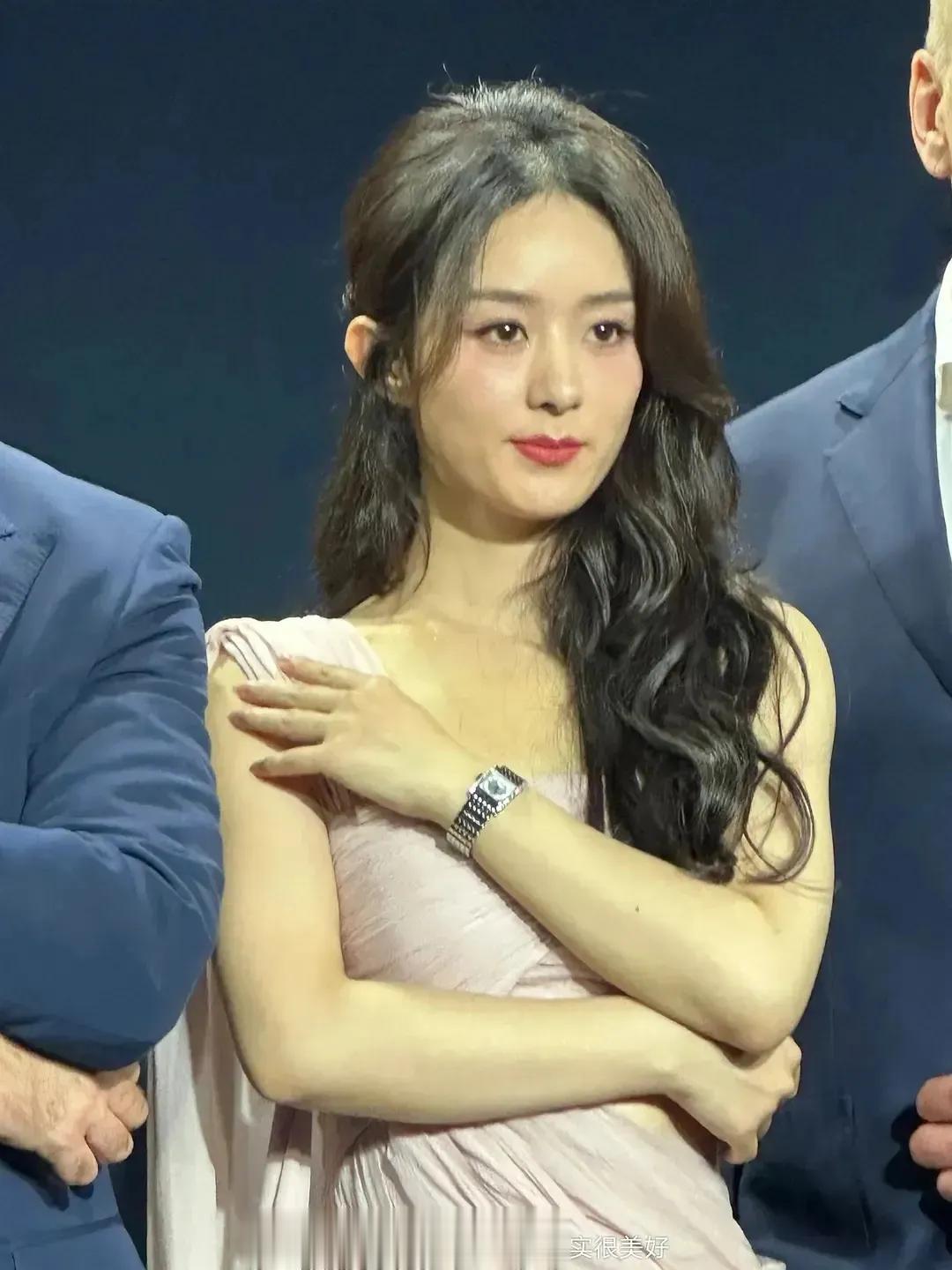 三十多岁的赵丽颖，似乎也扛不住生图了，有了发腮的痕迹！
赵丽颖甜美可爱的样子，还