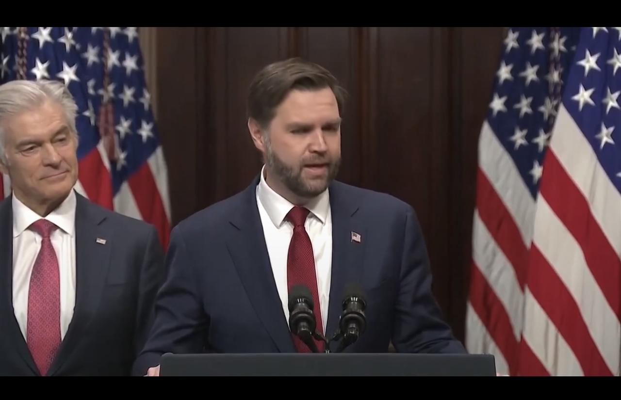 记者问：“如果美国去年夏天“摧毁”了伊朗的浓缩铀计划，为什么还需要再次打击伊朗以