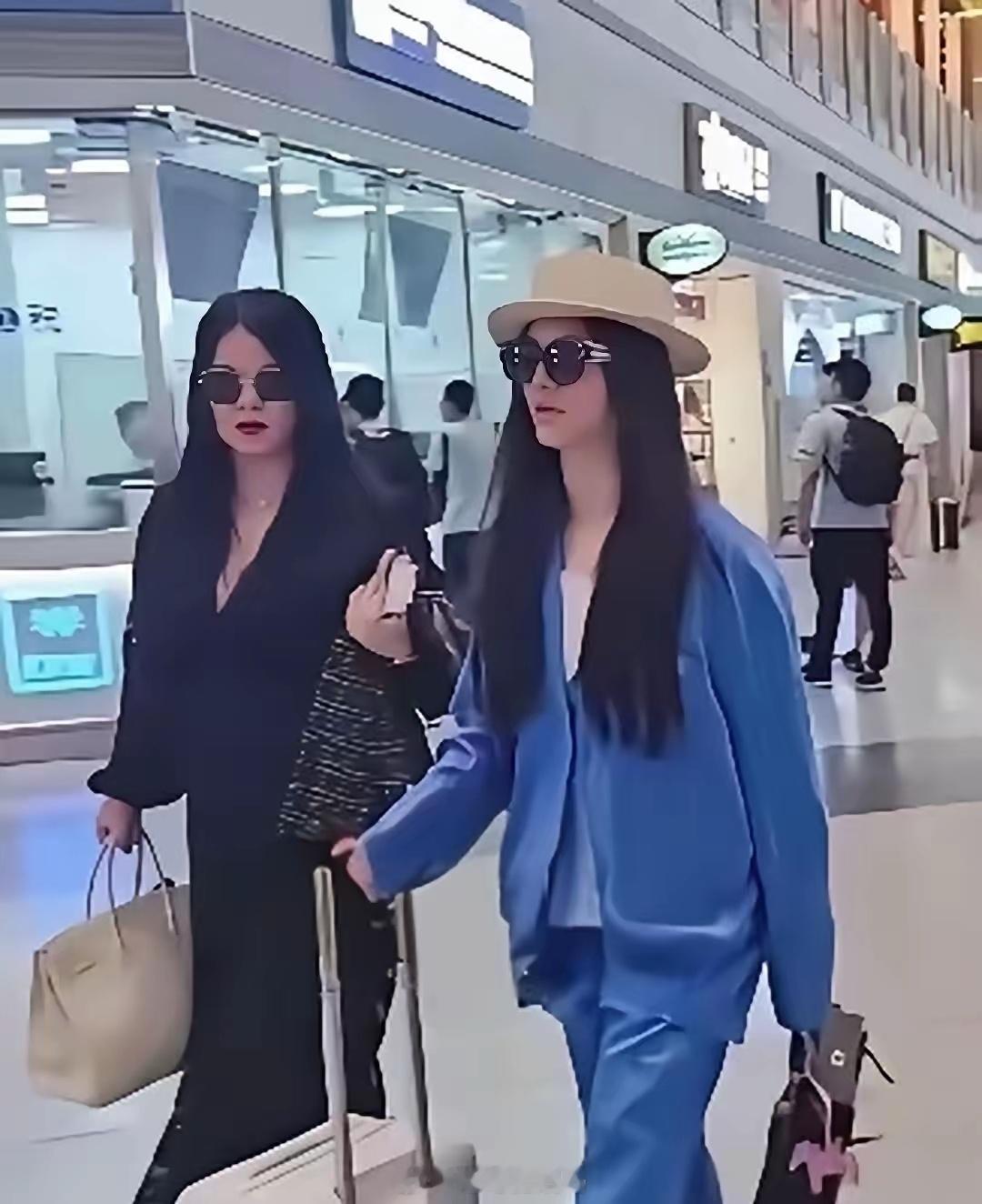 李湘又带闺女炸街了！王诗龄暴瘦20斤。母女俩一身黑配墨镜，气场两米八，妥妥的中东