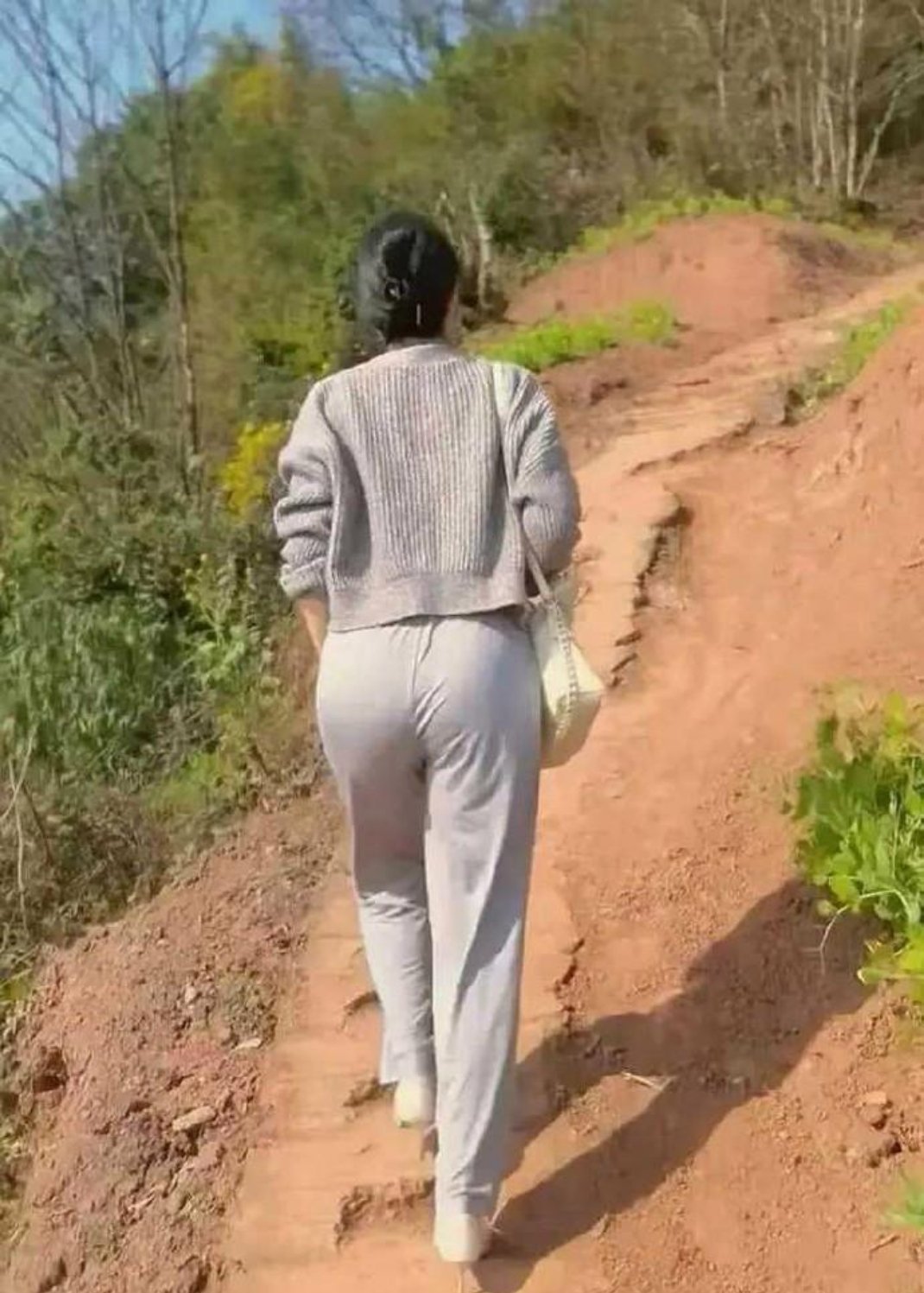 公司女领导周末约爬山，请问有什么注意事项吗？ ​​​