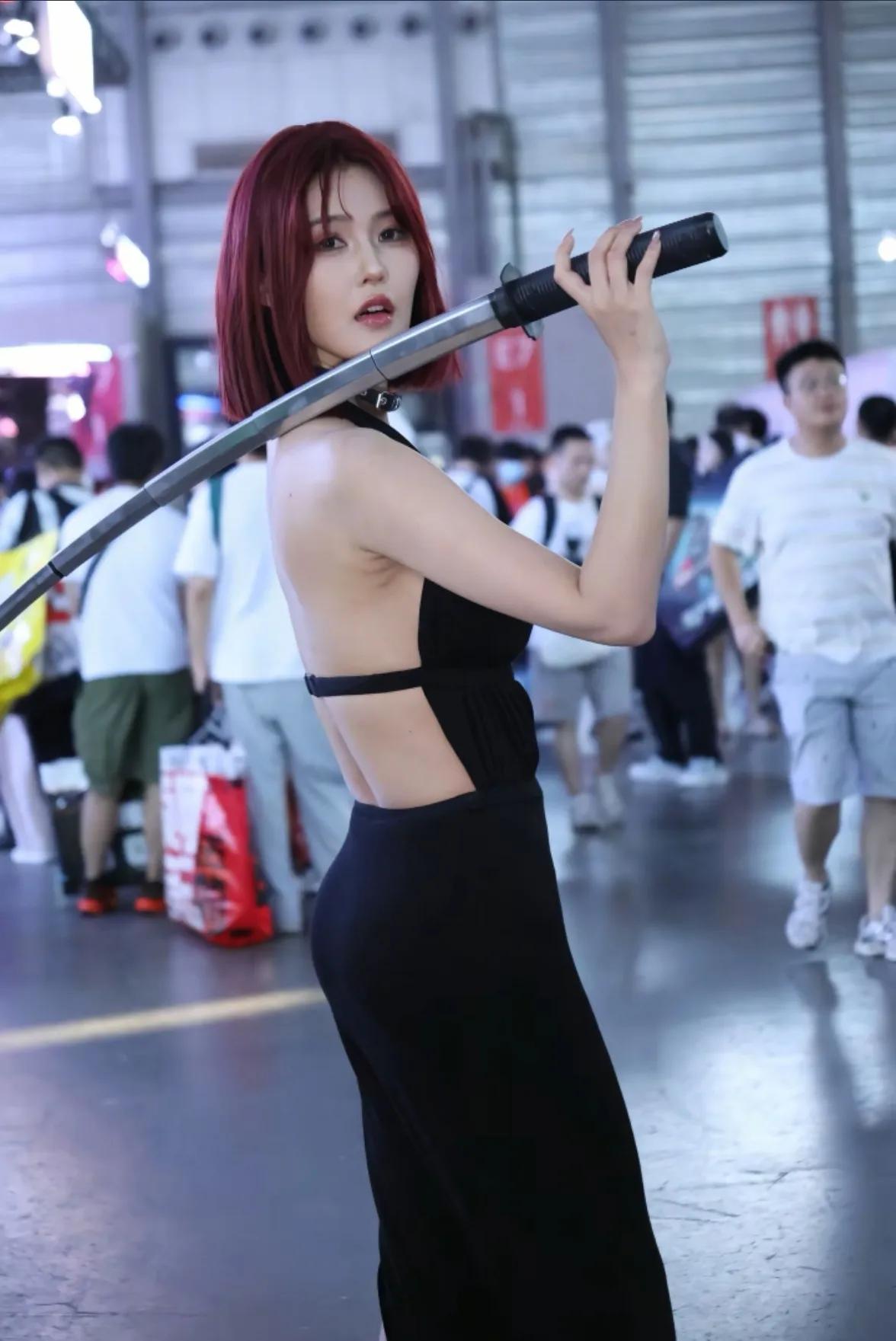 红发车模程儿