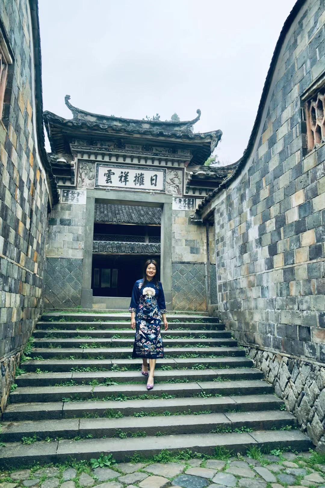 游走泰顺雪溪，邂逅胡氏大院的岁月温柔。木构梁柱刻匠心，暗渠排水守烟火，四季更迭皆