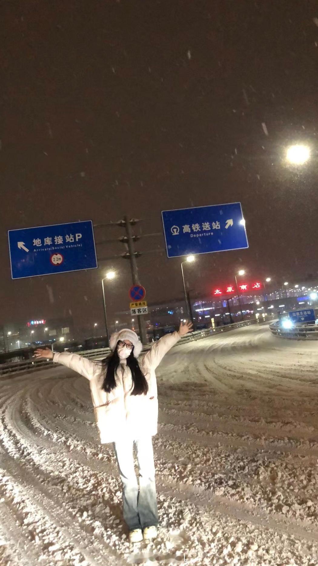 十一点半爸爸喊我出门踩雪，说是要给我拍好看的照片，其实就是想多陪陪我，坐在车里的