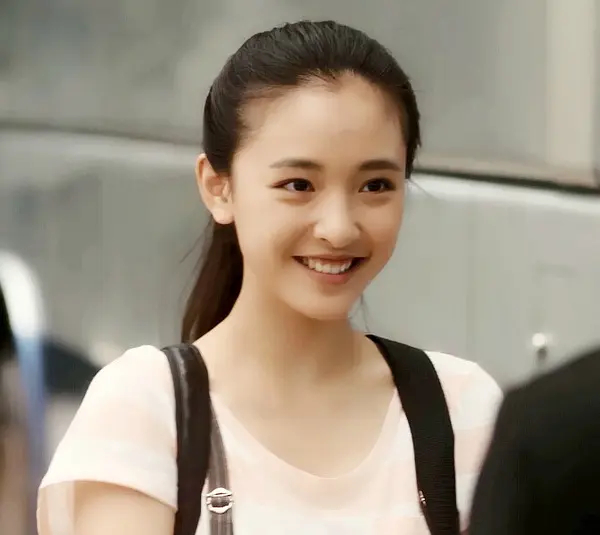 吴倩之前也算华策一姐，在爆剧《何以笙箫默》里演的小默笙也很有灵气，后期搭档了很多