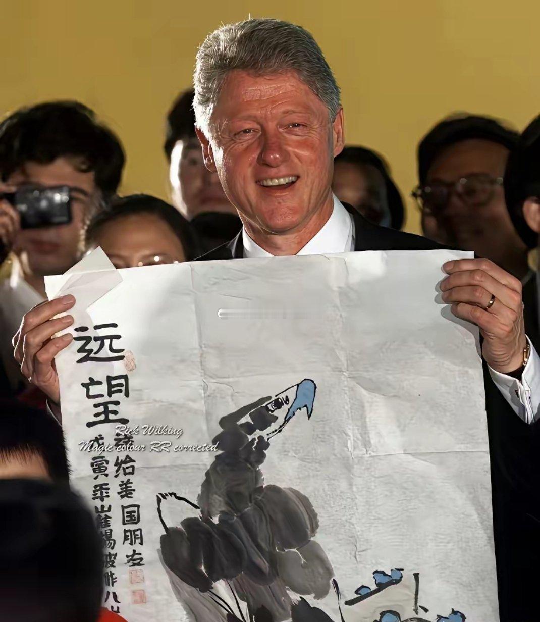克林顿访华收到的这幅画，背后藏着啥故事？翻到一张老照片：1998年克林顿访华时，