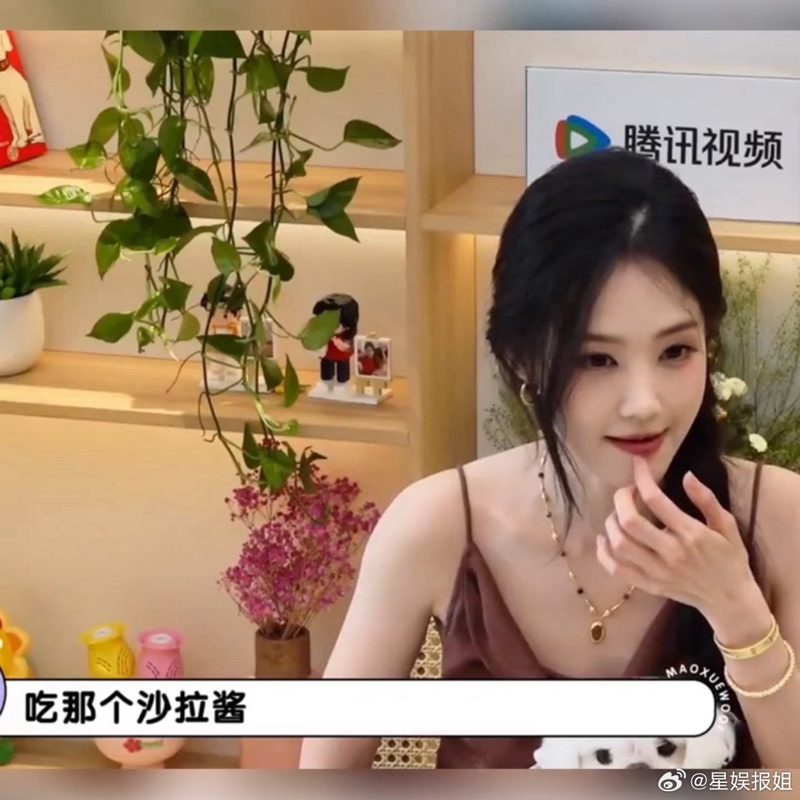 李一桐最胖才110多斤谁懂啊，涨三十斤才110多斤，女明星的骨架和体重基数真的很