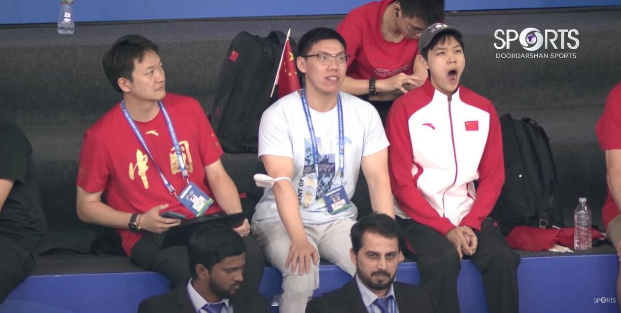 看台上的李泰裕和王艺静 ​​​