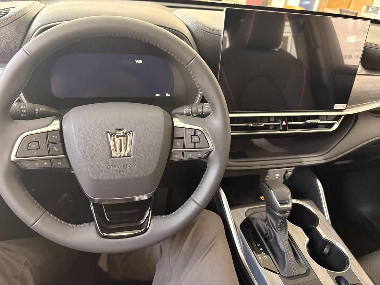 过年开丰田皇冠陆放回老家，谈谈使用的感受。
1，车子的空间非常够用，不管是前排还