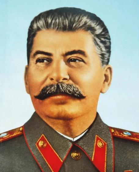 1961年，斯大林坟墓被挖开，军官们将其从水晶棺中抬了出来，迅速剥去他军服上的金